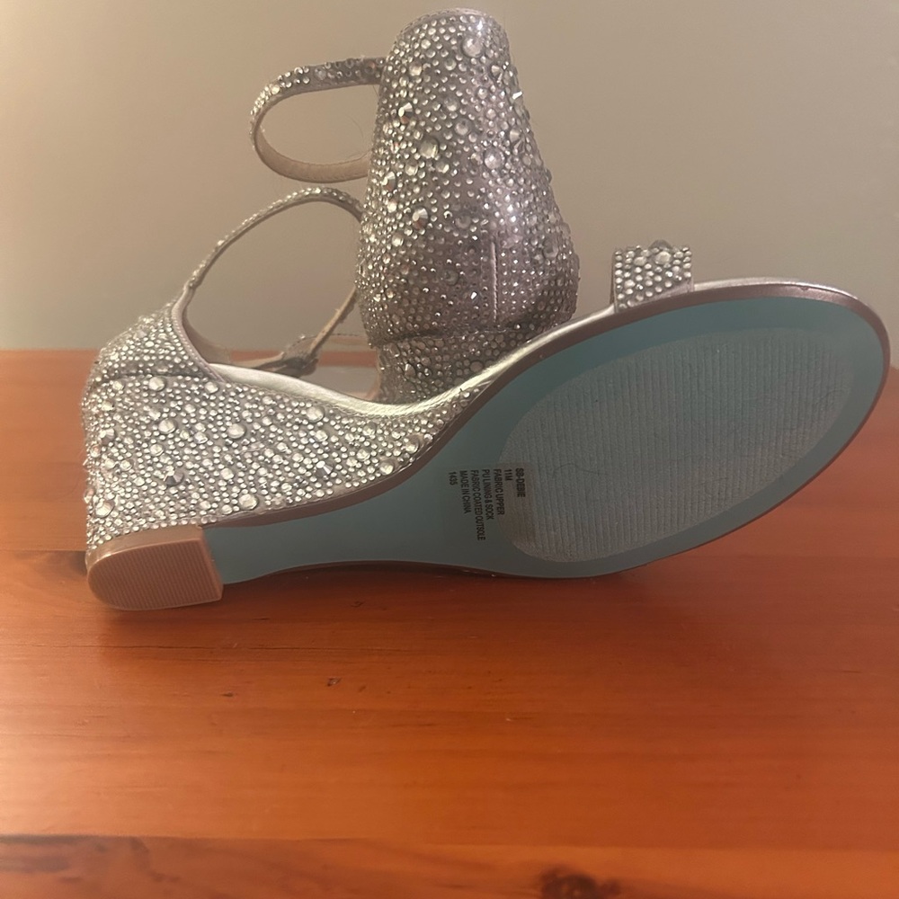 Betsey Johnson Debie Pump.   Silver.  New, never worn.  Size 11. - Picture 6 of 8